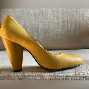 SEYCHELLES PUMP in beautiful yellow leather